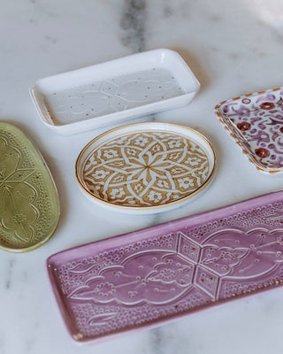TRAYS AND SERVING DISHES